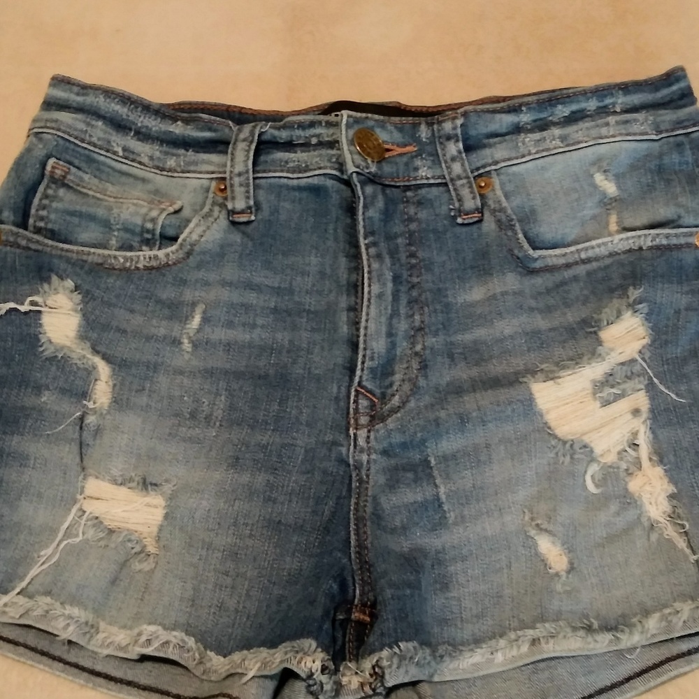 Distressed shorts - Picture 2 of 4